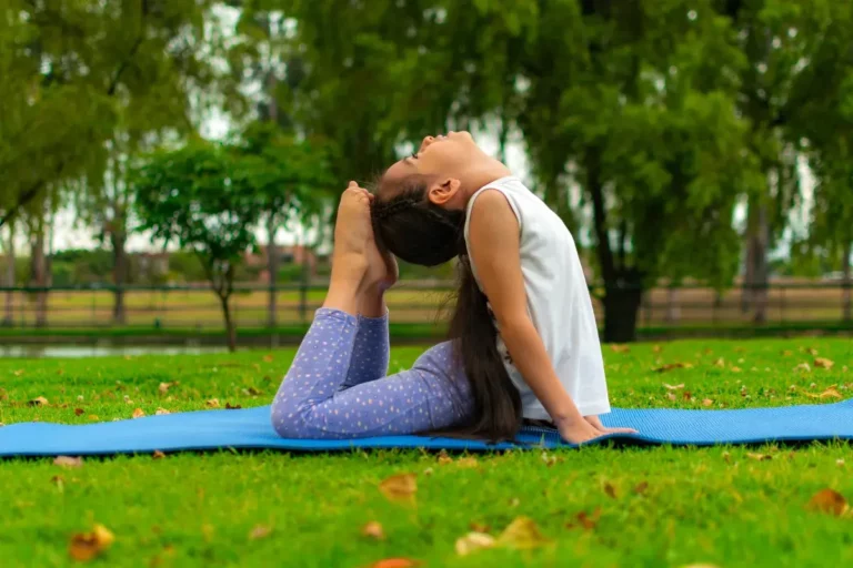 Explore o vasto mundo do yoga com nosso guia sobre diferentes modalidades. Desde a força do Ashtanga até a serenidade do Restorative Yoga, descubra como essas práticas podem enriquecer sua jornada de bem-estar.