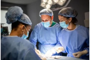 processo de parto cesariana, um procedimento cirúrgico que envolve uma incisão no abdômen e no útero da mãe. Este método de nascimento é uma escolha crucial em determinadas situações para garantir a saúde da mãe e do bebê
