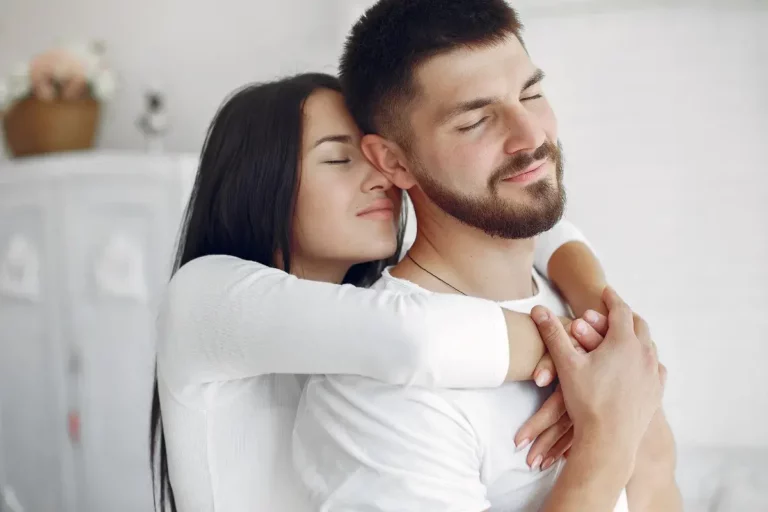 Descubra como ser uma boa esposa e estratégias para fortalecer a comunicação, oferecer apoio mútuo e manter viva a chama da intimidade em seu casamento.