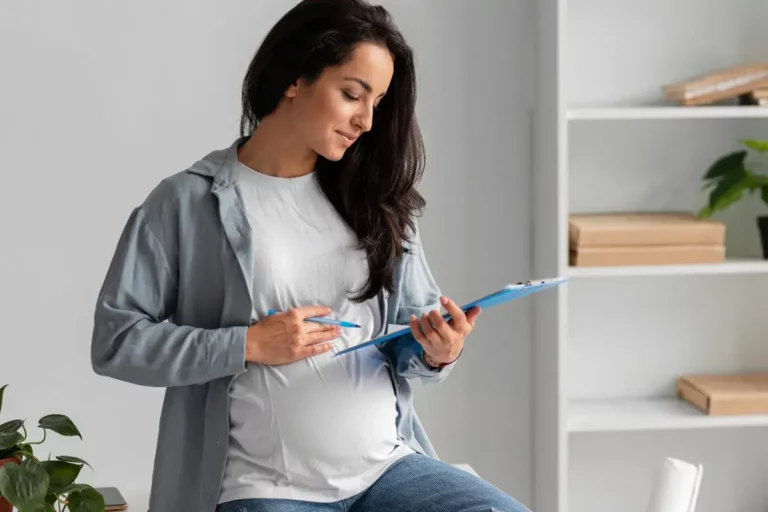 Preparando o enxoval do bebê: descubra o que não pode faltar para receber seu pequeno com todo carinho e conforto.