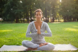Envolva-se na tranquilidade e encontre paz interior por meio da meditação, revelando a beleza da serenidade no caos cotidiano.